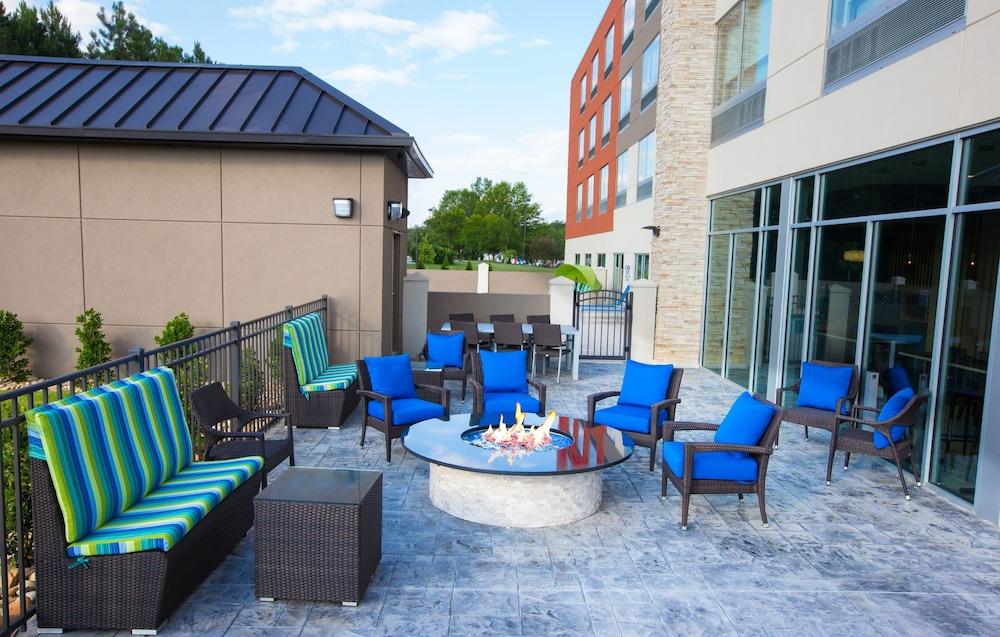 Holiday Inn Express & Suites Greenwood Mall By Ihg Bagian luar foto