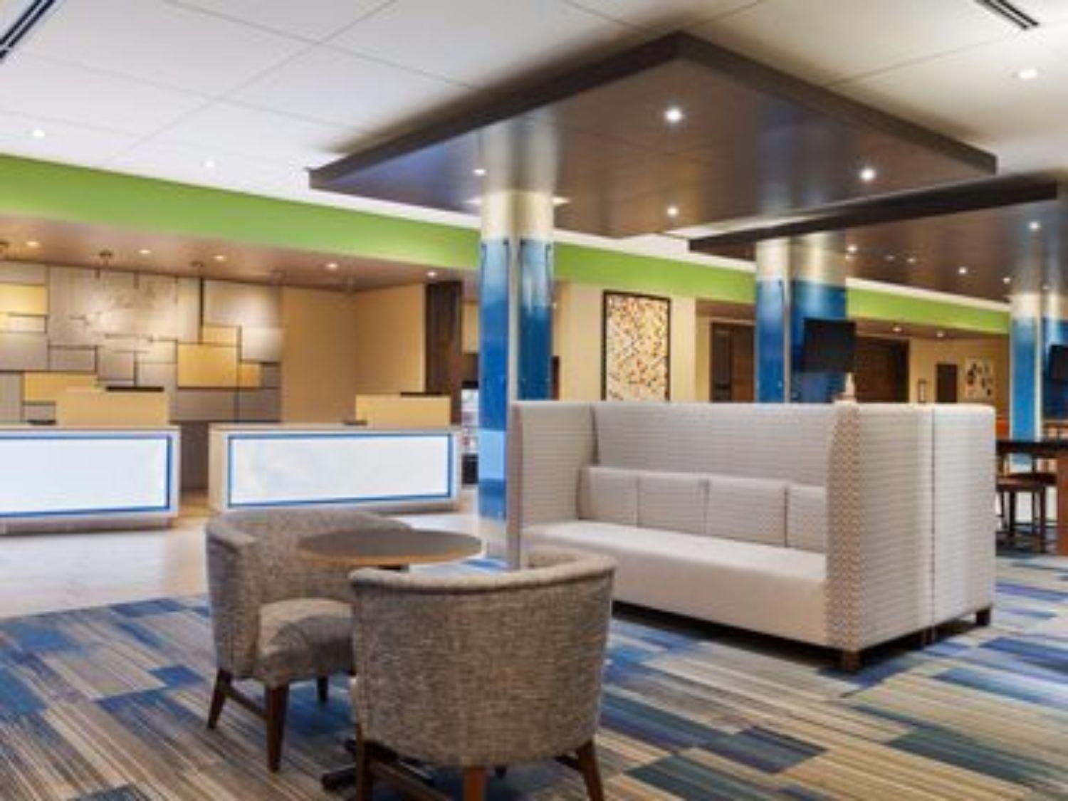 Holiday Inn Express & Suites Greenwood Mall By Ihg Bagian luar foto